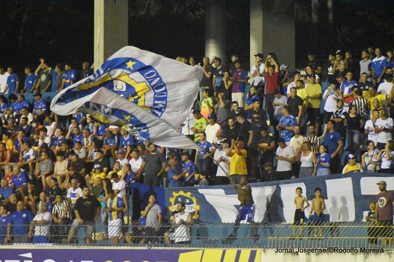 Torcida do São José EC no jogo contra o Grêmio Prudente, realizado na noite desta quarta-feira (25), no Martins Pereira