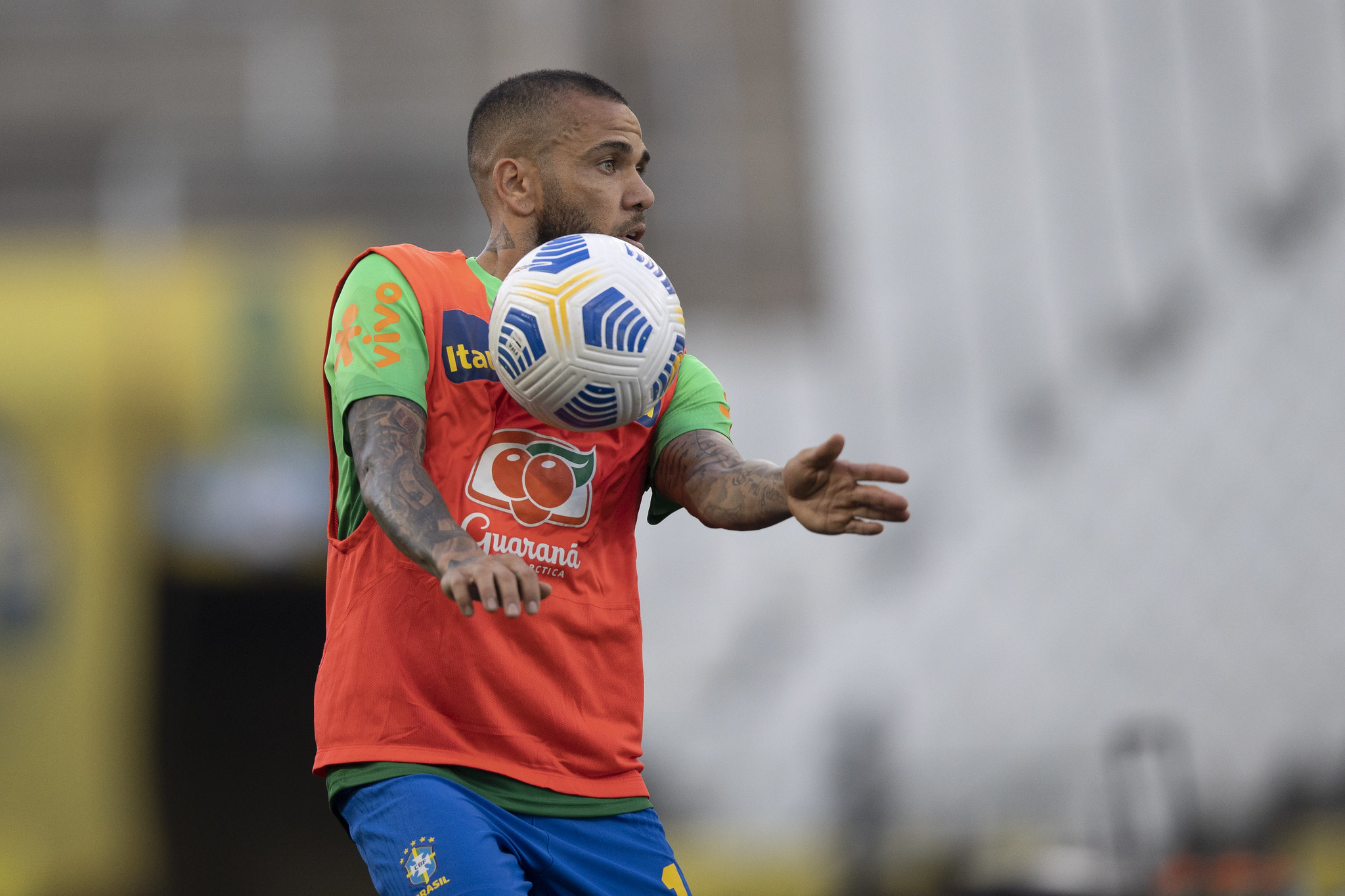 Daniel Alves domina bola de futebol durante treino da Seleção Brasileira na Arena Corinthians, em São Paulo