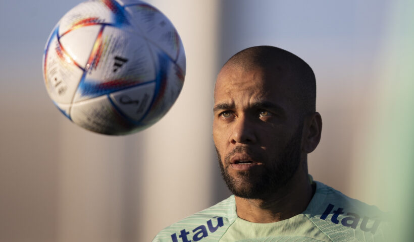 Daniel Alves observa bola de futebol durante treino da Seleção Brasileira no CT da Juventus, em Turim, na Itália.