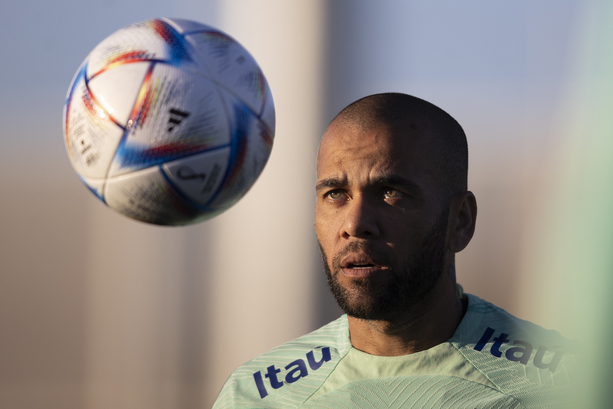 Daniel Alves observa bola de futebol durante treino da Seleção Brasileira no CT da Juventus, em Turim, na Itália. 