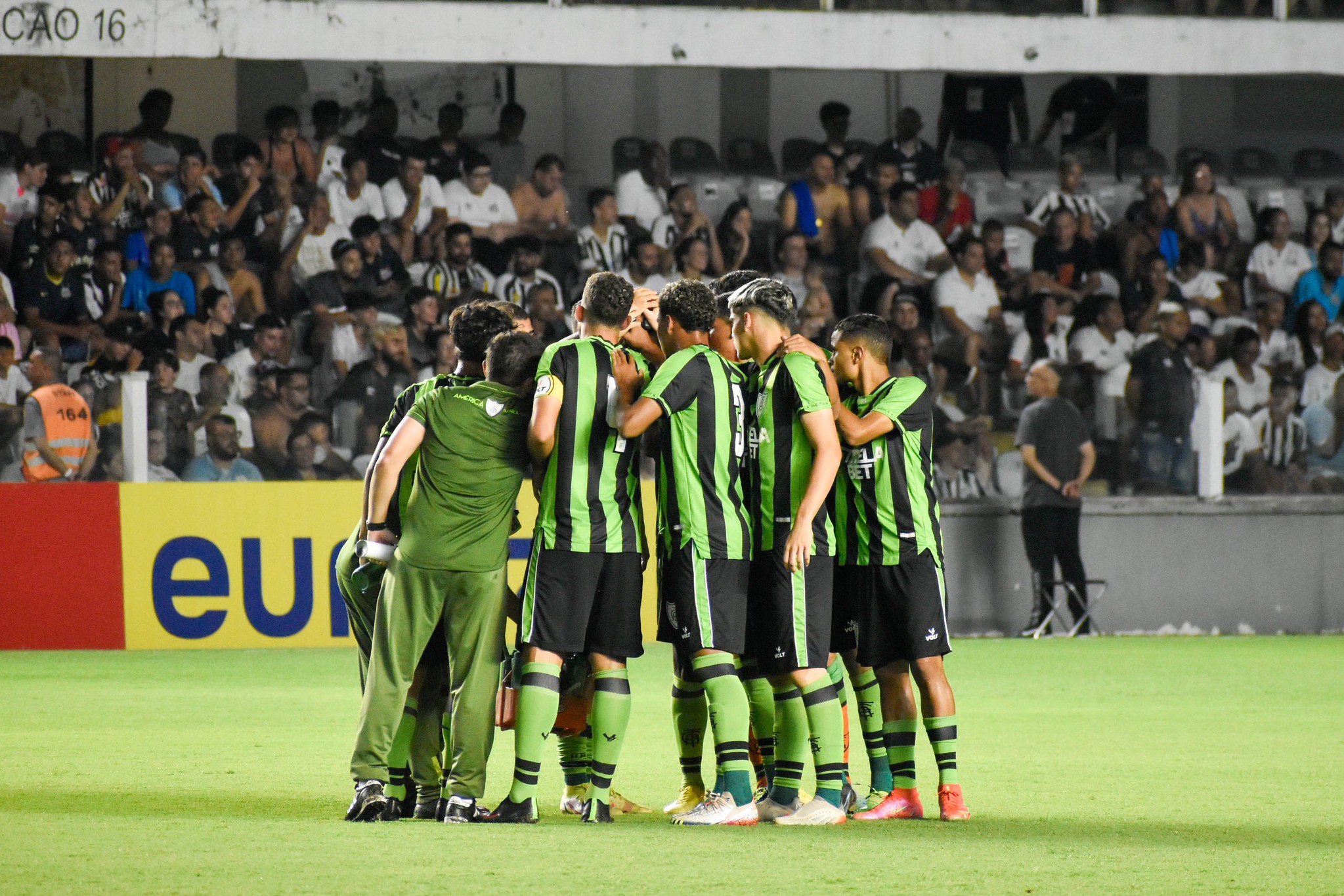 Jogadores do América/MG reunidos em busca do bicampeonato da Copinha