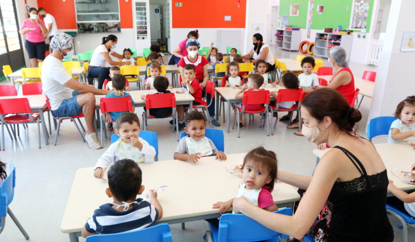 Professores e ADIs (Agentes de Desenvolvimento Infantil) em atuação na rede de ensino de Jacareí