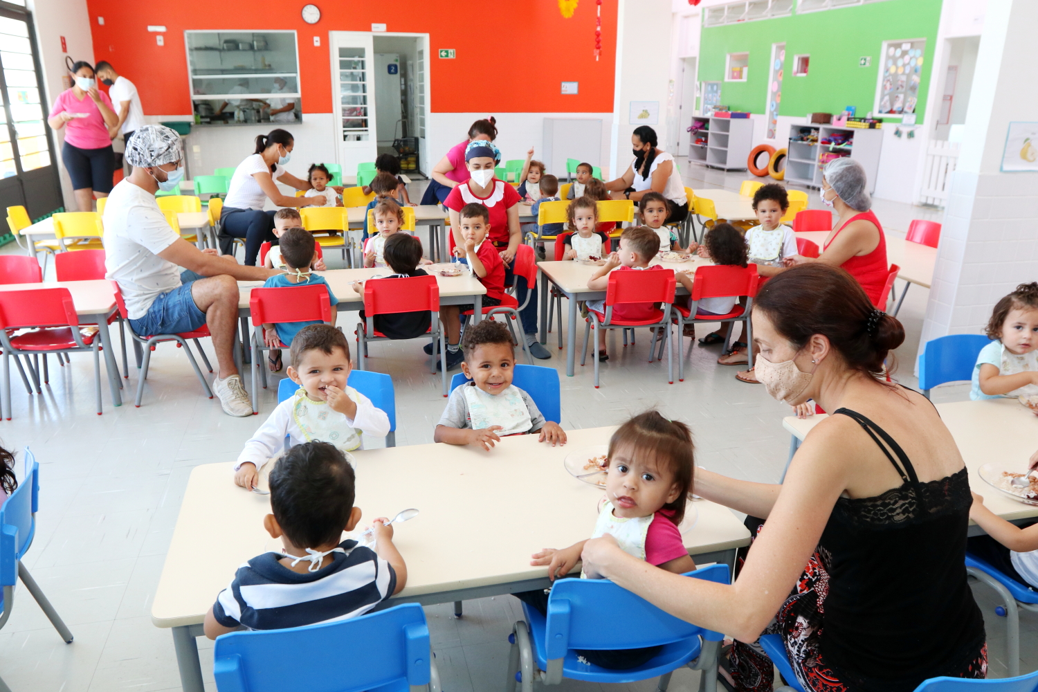 Professores e ADIs (Agentes de Desenvolvimento Infantil) em atuação na rede de ensino de Jacareí