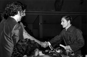 geraldo alckmin recebe título de doutor honoris causa de reitor da unitau, nos anos 70; foto em preto e branco