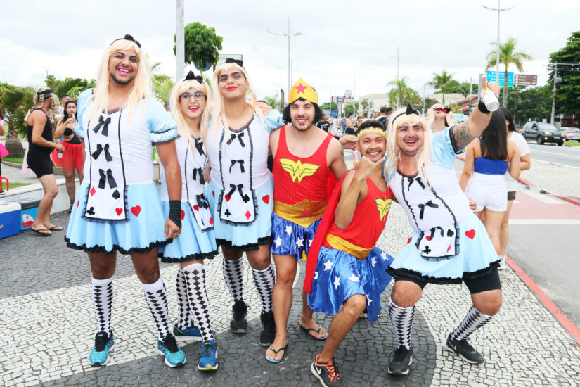 Foliões durante Bloco de Rua de Carnaval em Caraguatatuba