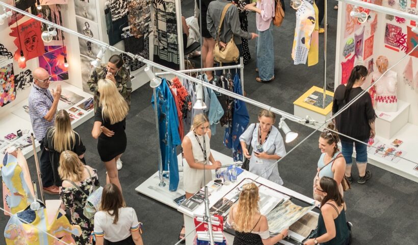 loja de roupas com clientes circulando, gaiolas com peças de vestuário; empresas podem aproveitar início de ano para implantar inovação e planejamento estratégico
