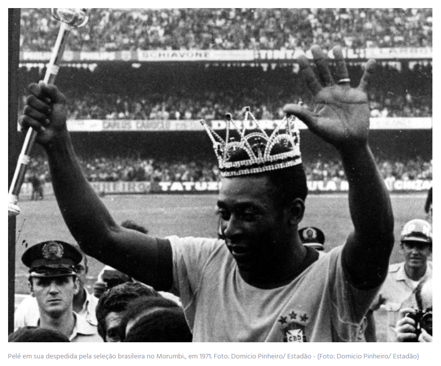 mais de 230 mil torcedores homenageiam pelé em cortejo; foto do rei em preto e branco, com coroa na cabeça, em sua despedida pela seleção brasileira no estádio do morumbi