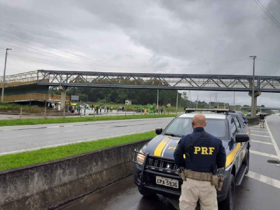 PRF realiza operação para remover grupo que fechava acesso à REVAP