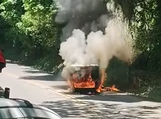 carro capota e pega fogo em sao sebastiao, fumaça densa, viatura do DER está próxima