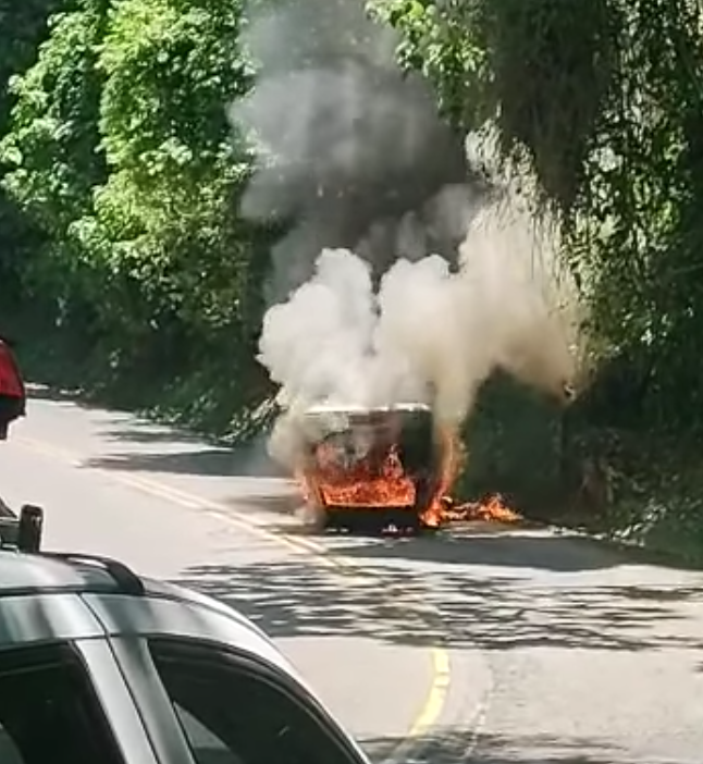 carro capota e pega fogo em sao sebastiao, fumaça densa, viatura do DER está próxima