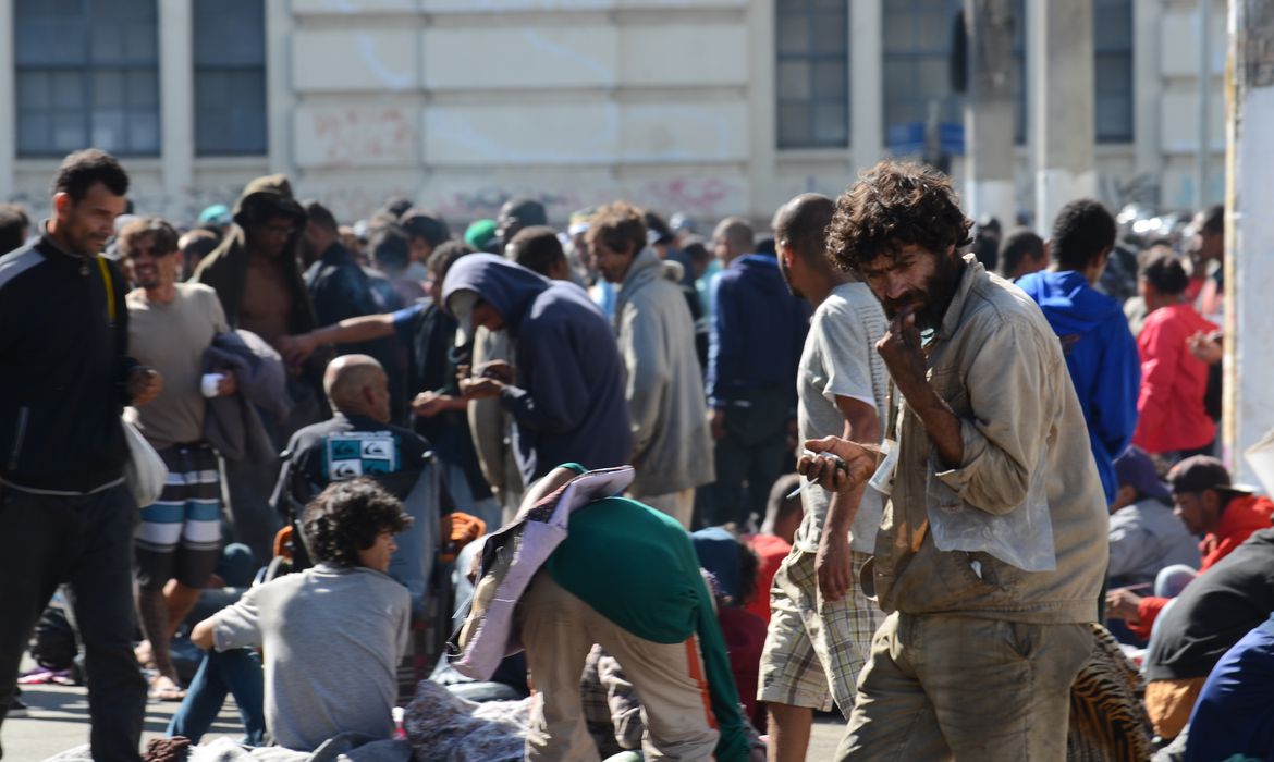 usuários de drogas na cracolândia, são paulo; vice felício tem desafio de lidar com o problema