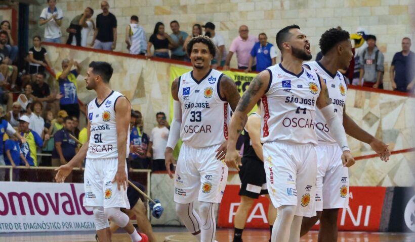 Jogadores do São José Basket comemoram vitória sobre o Corinthians, no Linneu de Moura