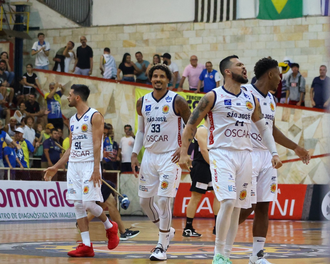 Jogadores do São José Basketball comemoram vitória sobre o Corinthians, no Lineu de Moura