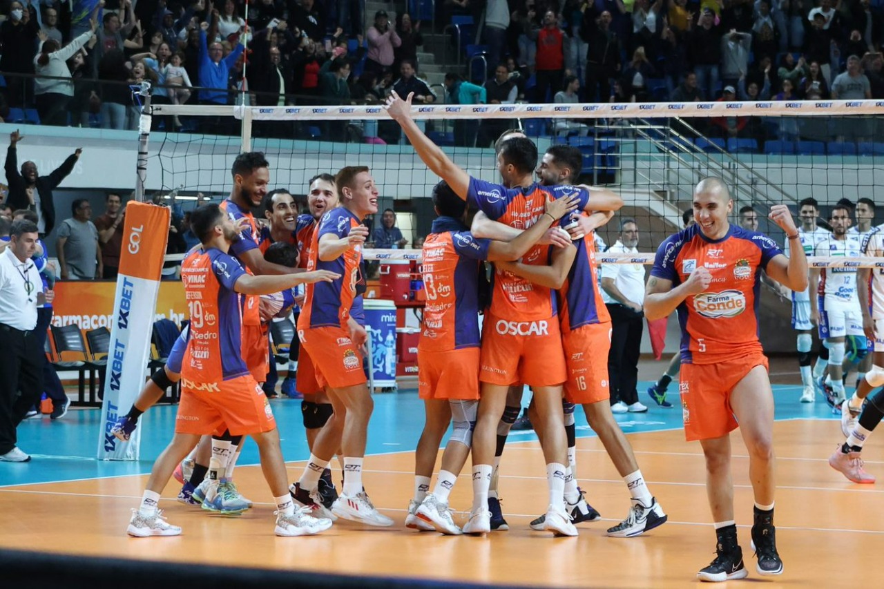 Jogadores do Vôlei São José comemoram ponto em jogo na Farma Conde Arena