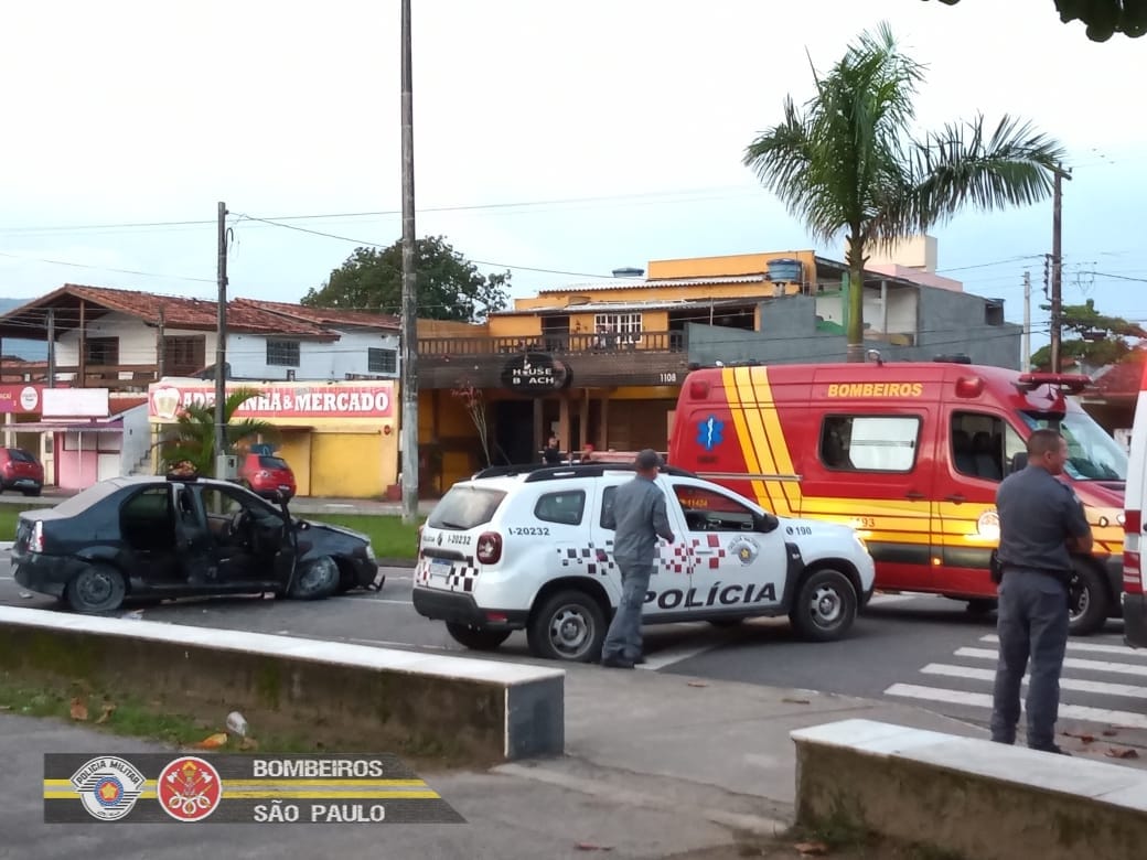 Carro atropela pedestre, perde o controle e acerta mureta de proteção da praia em Caraguatatuba