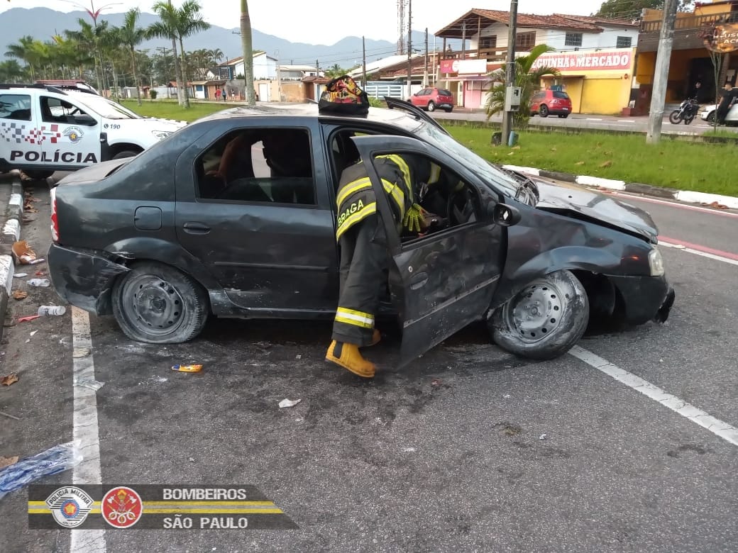 Carro atropela pedestre, perde o controle e acerta mureta de proteção da praia em Caraguatatuba