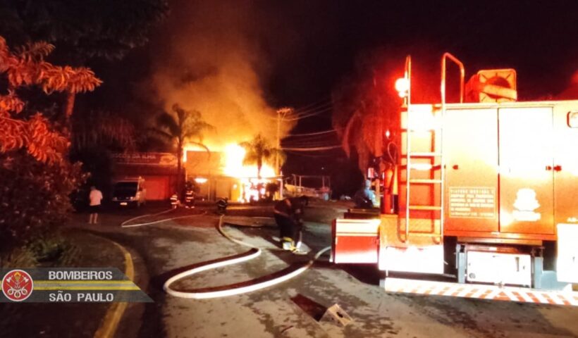 Incêndio atinge comércio na cidade de Ubatuba; Bombeiros usam 6 mil litros de água para conter as chamas