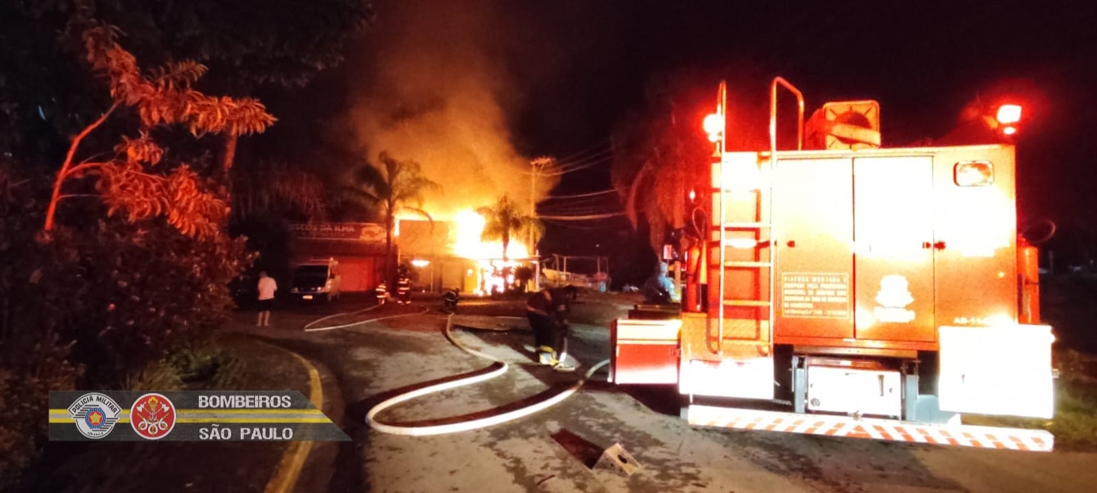 Incêndio atinge comércio na cidade de Ubatuba; Bombeiros usam 6 mil litros de água para conter as chamas