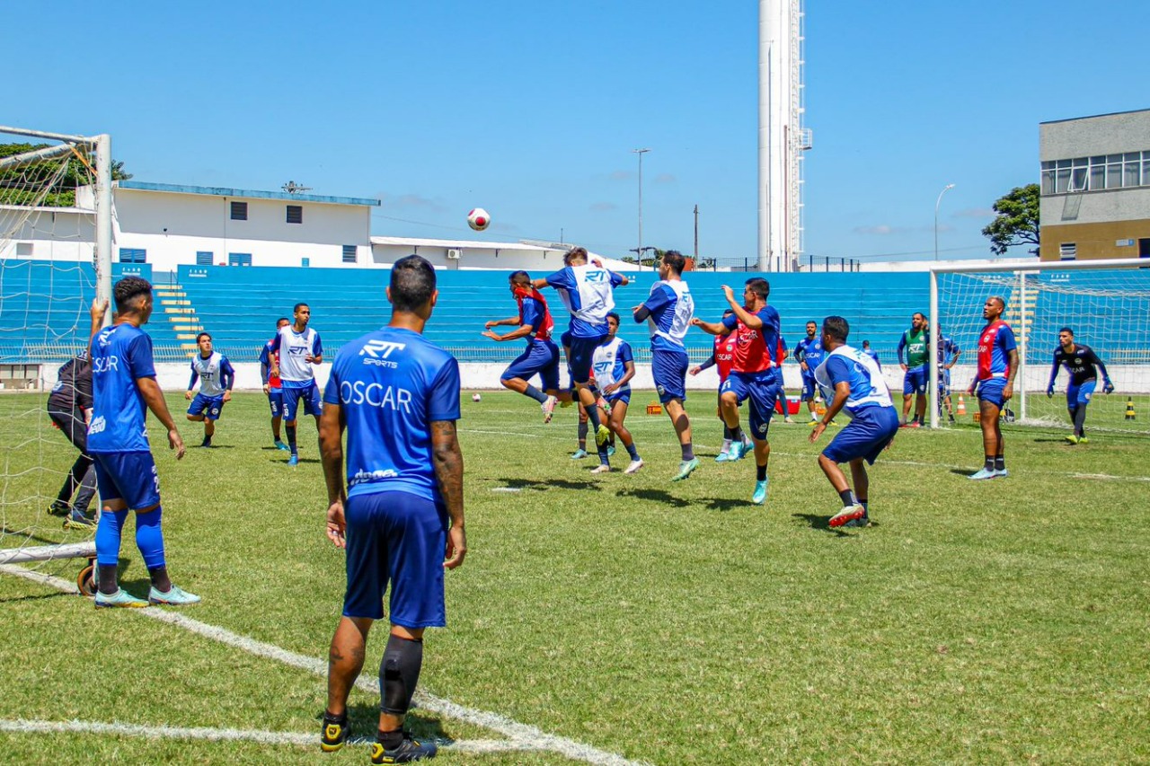 Jogadores do São José EC em treinamento para a partida contra o Grêmio Prudente