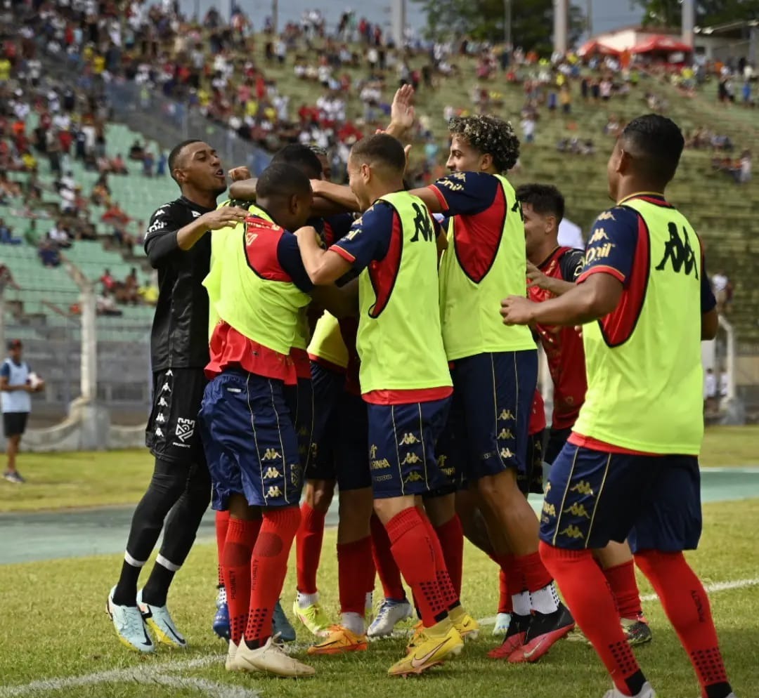 Jogadores do Grêmio Prudente comemoram vitória sobre a Votuporanguense, na estreia da Série A-3, por 3 a 0, em Presidente Prudente