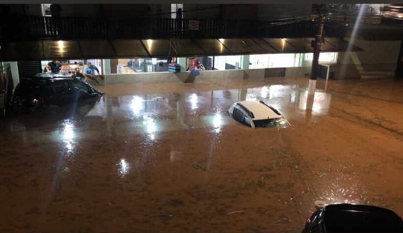 Forte chuva em Campos do Jordão causa alagamento em estabelecimento comercial
