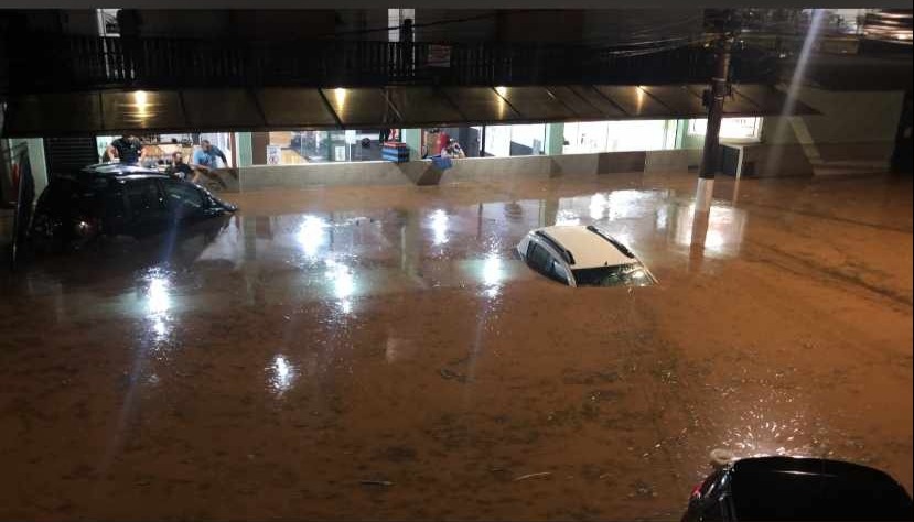 Forte chuva em Campos do Jordão causa alagamento em estabelecimento comercial