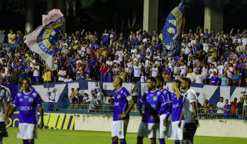 Elenco do São José EC conta com a ajuda da torcida no jogo contra o EC São Bernardo