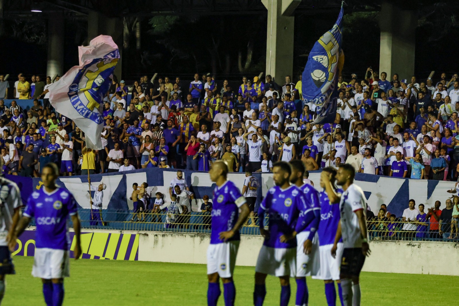 Elenco do São José EC conta com a ajuda da torcida no jogo contra o EC São Bernardo