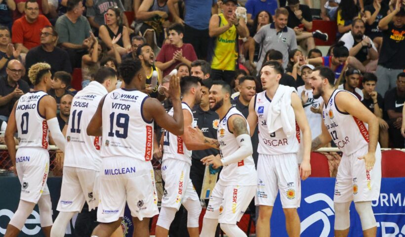 Jogadores do São José Basketball em ação pelo NBB