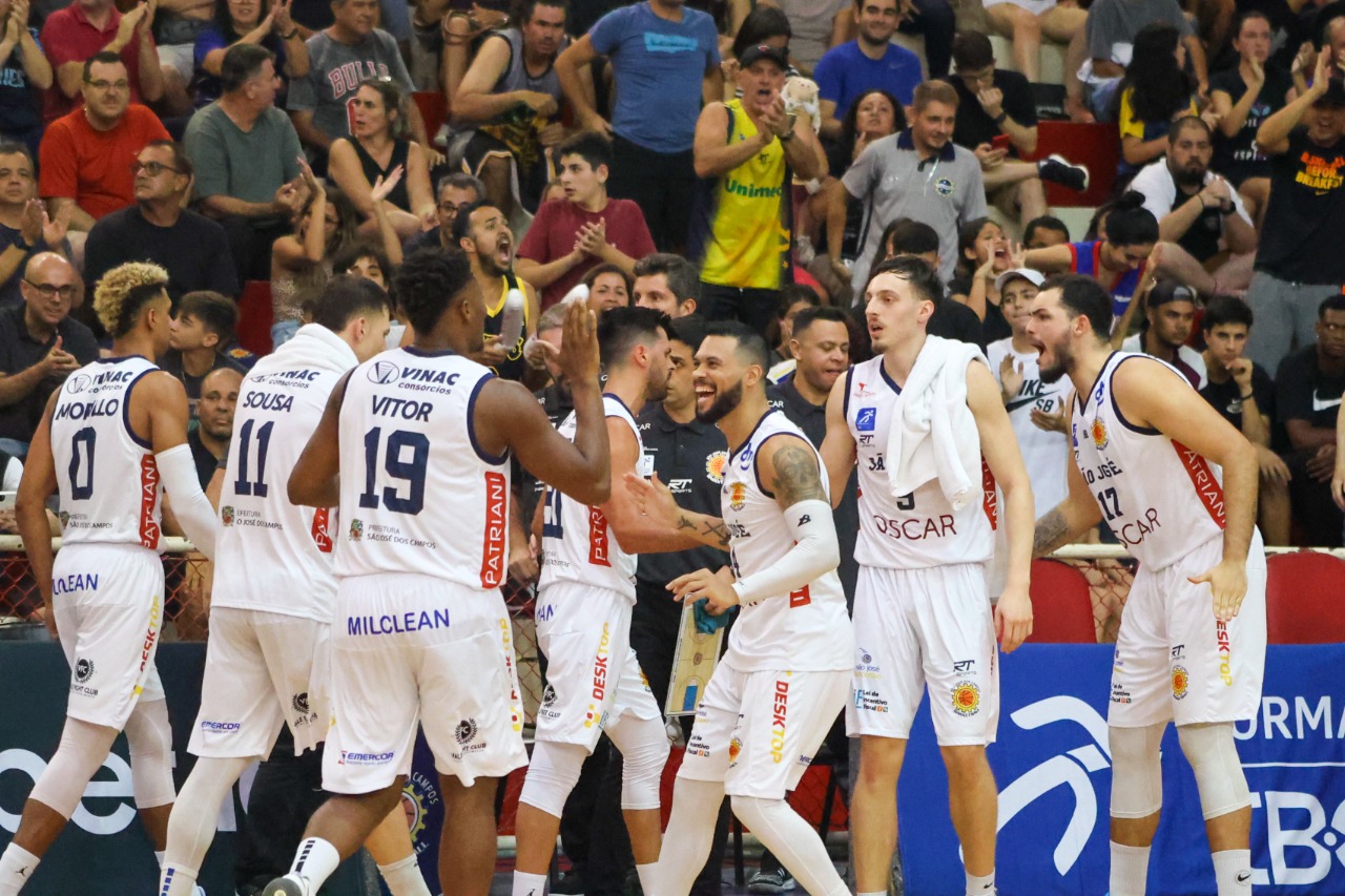Jogadores do São José Basketball em ação pelo NBB
