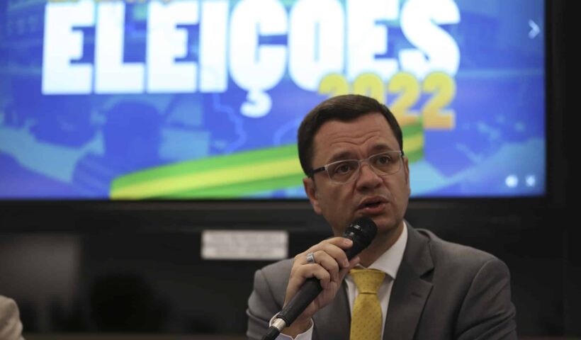 ex-ministro e ex-secretário de Justiça fala ao microfone, veste terno cinza e gravata amarela; terá audiência de custódia hoje