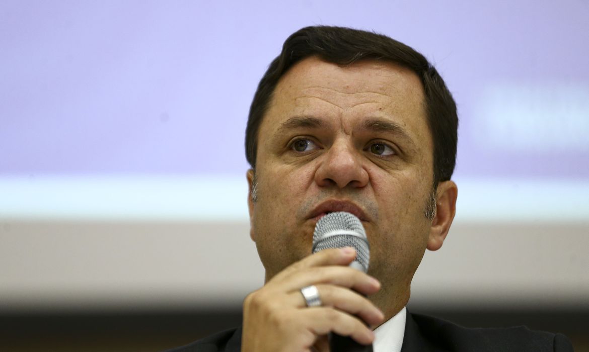 anderson torres preso pela prf ao desembarcar em brasilia; ex-ministro e ex-secretário de Justiça fala ao microfone