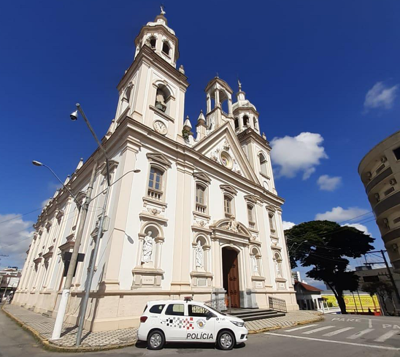 fachada de igreja em guará, com viatura da pm estacionada em frente, de dia; PM salvou bebê de dois meses que se engasgava