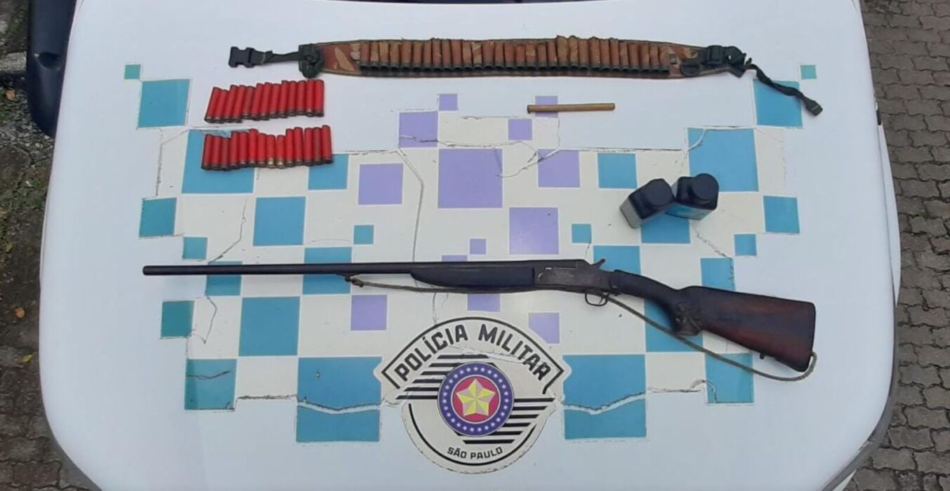 Caçador é preso com animais exóticos e armamento em Ubatuba