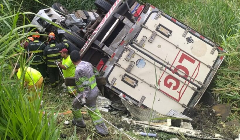 Caminhão que transportava carnes cai em ribanceira na Via Dutra, em Lavrinhas