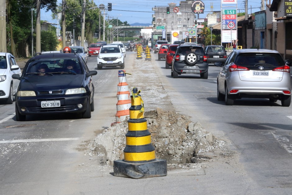 Prefeitura de São José dos Campos remove canteiros da Av. Sebastião Gualberto