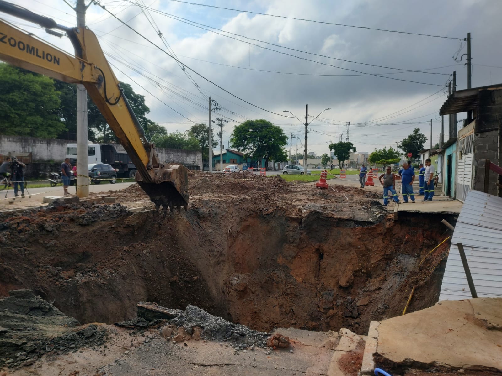 Defesa Civil de Taubaté interdita casas após abertura de cratera no Jardim Mourisco