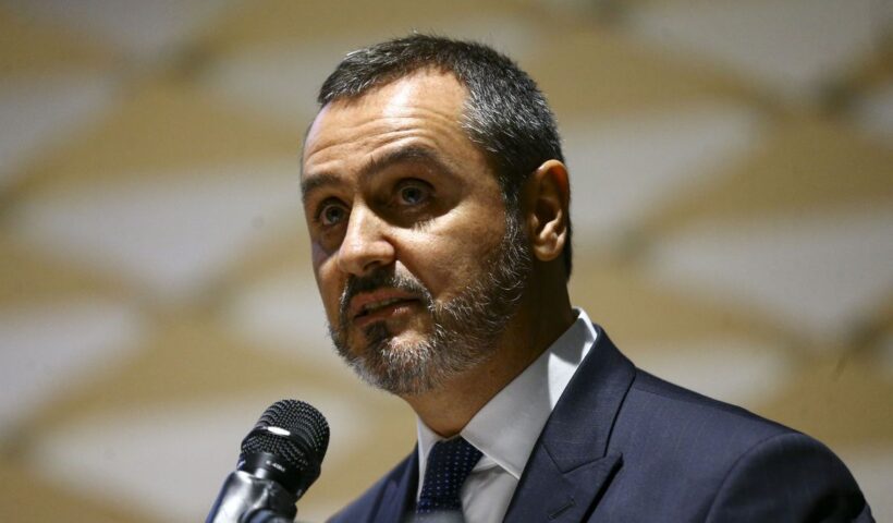 Andrei Rodrigues, novo diretor-geral da PF, fala ao microfone; ele usa terno cinza escuro e camisa clara
