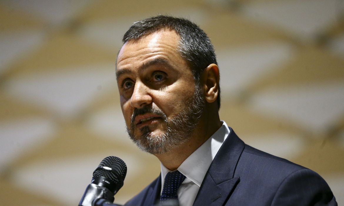 Andrei Rodrigues, novo diretor-geral da PF, fala ao microfone; ele usa terno cinza escuro e camisa clara