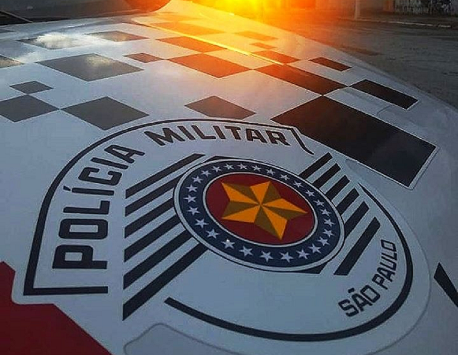 capô da viatura da polícia iluminada pelo reflexo do sol; Assaltantes explodem agências bancárias em SFX, em SJC