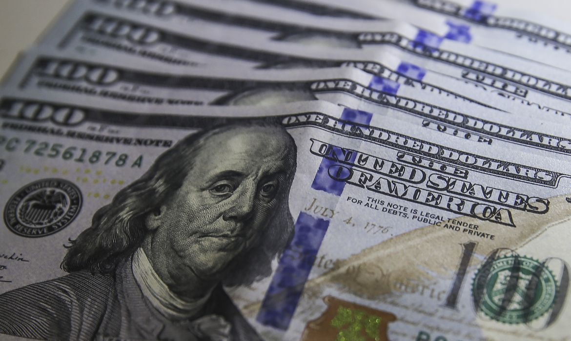 cédula moeda dólar: Dólar fecha abaixo de R$ 5 pela primeira vez em dez meses