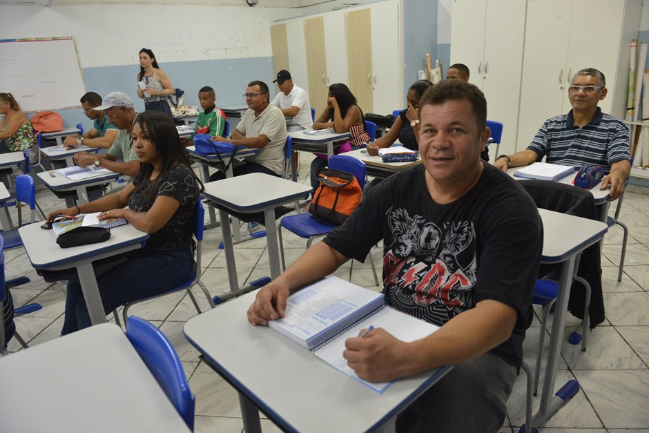 alunos maiores de 15 anos do eja de sao jose dos campos estudam em sala de aula, um deles sorri para a foto; há mais de 600 vagas neste ano