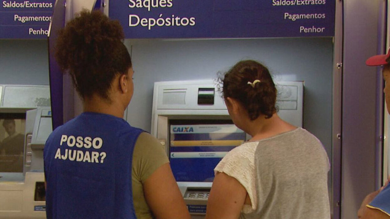 Estagiária orienta cliente em agência da Caixa. Caixa abre seleção de estágio em todo o Brasil; Confira as cidades do Vale do Paraíba