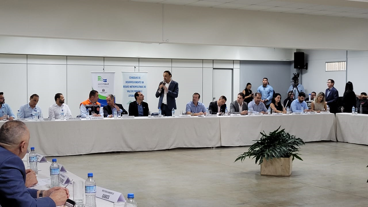 felicio ramuth cercado de membros da agemvale vale fala sobre privatizacoes e concessoes em reuniao