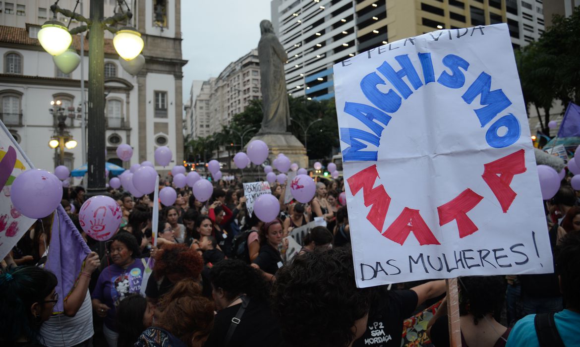 Rio de Janeiro - Mulheres fazem caminhada em solidariedade às manifestações feministas na América Latina, que tem países com alta taxa de feminicídio, segundo a ONU