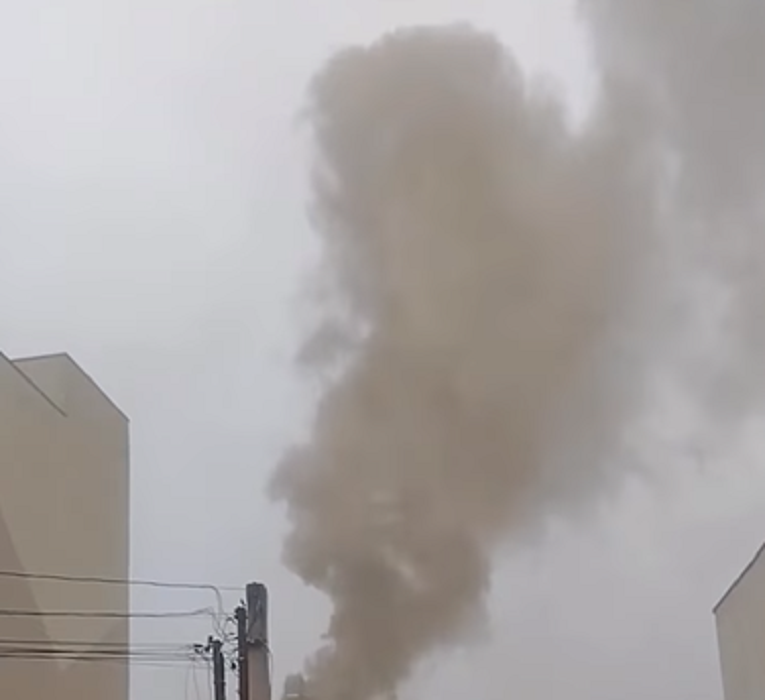 fumaça cinza do restaurante onde exaustor de cozinha pegou fogo