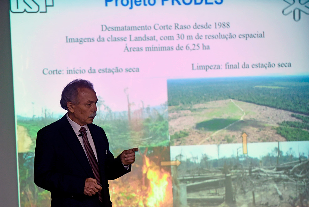 ricardo galvao em palestra sobre desmatamento na amazonia; físico será anunciado presidente do cnpq
