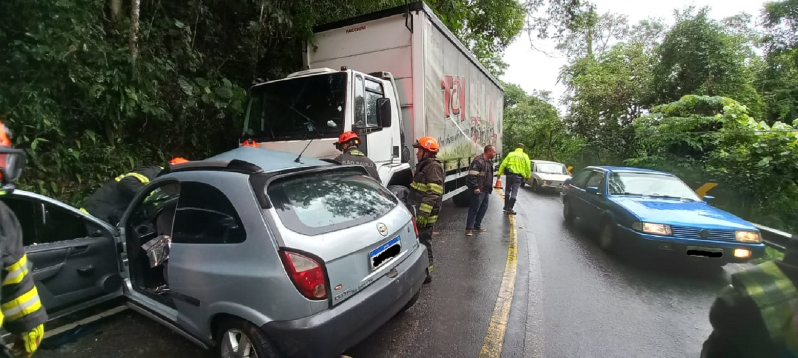 pista interditada, com carro amassado em frente a caminhao de grande porte, agentes de trânsito atuam na ocorrência. no local, grávida de 6 meses e bebê morreram