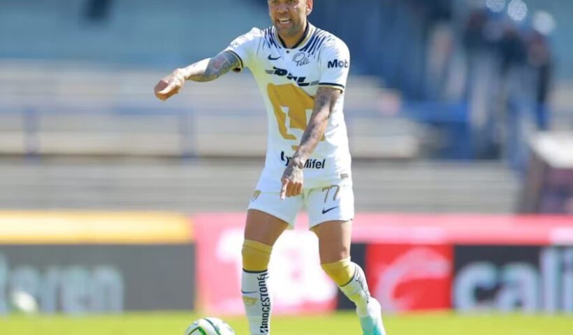 Daniel Alves defendendo o Pumas, o seu atual clube, em um jogo do campeonato mexicano