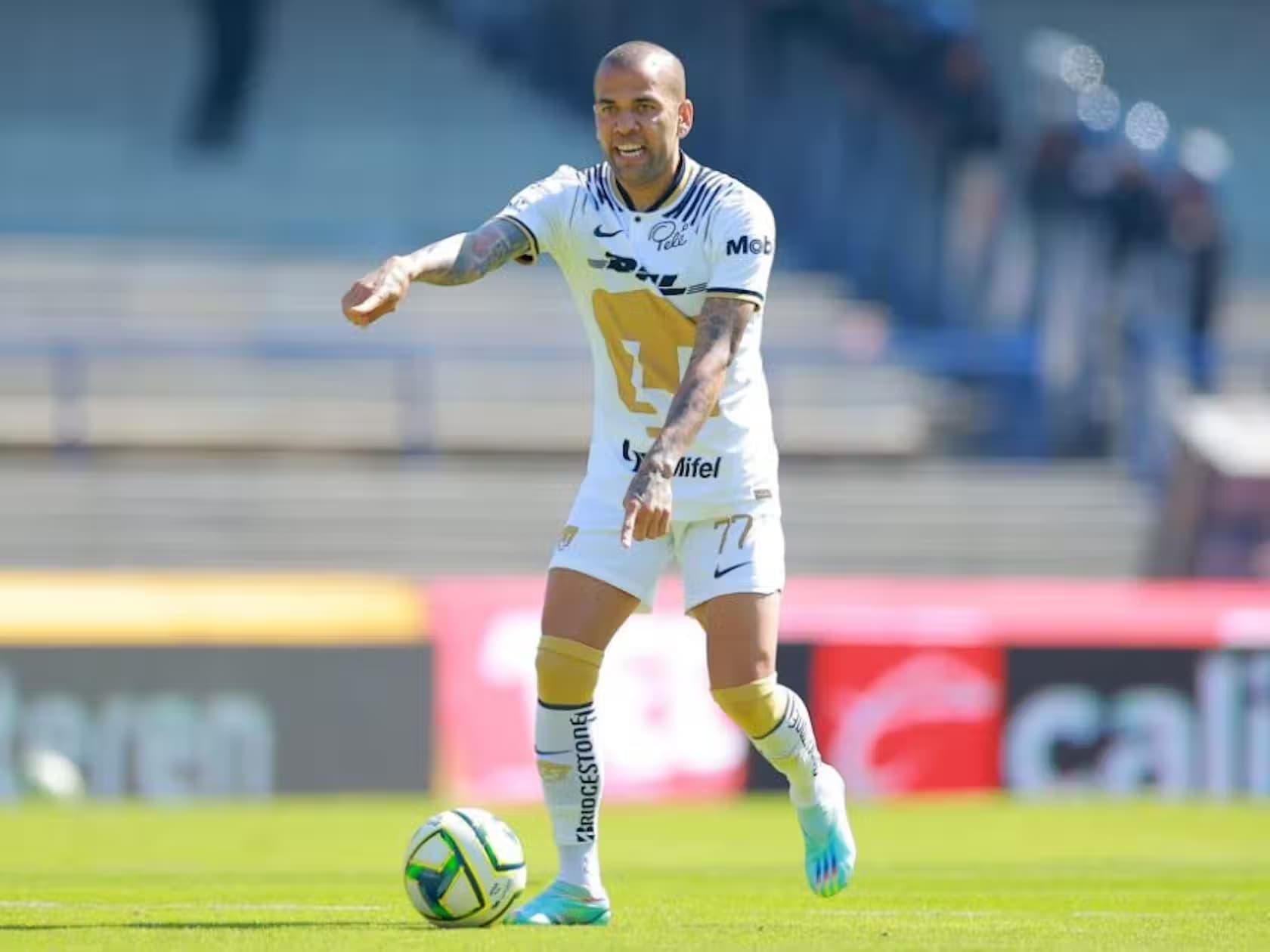 Daniel Alves defendendo o Pumas, o seu atual clube, em um jogo do campeonato mexicano